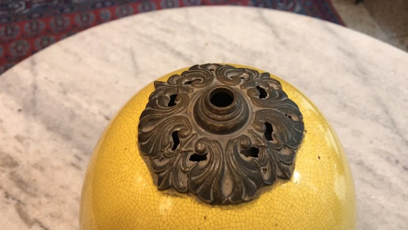 luminária de mesa antiga amarela com design art deco