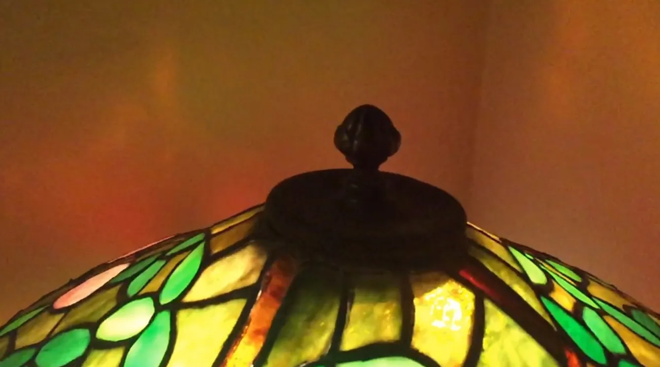 Lampe de bureau antique Art Deco avec des détails colorés