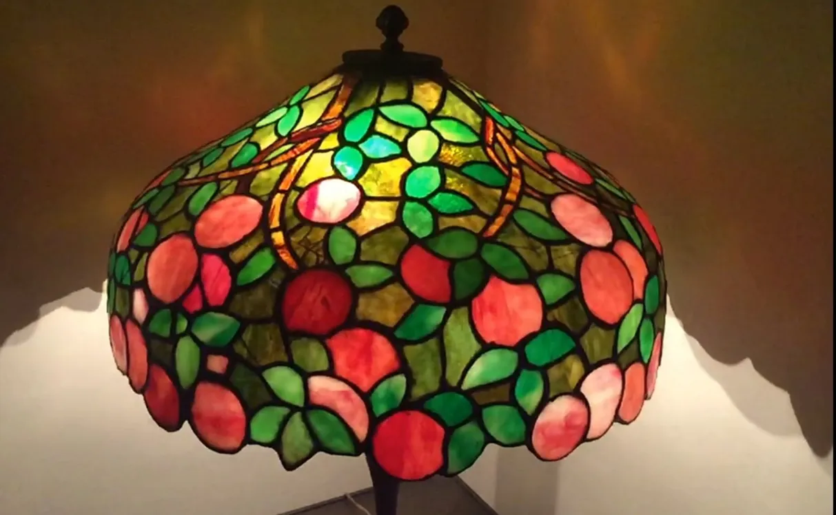 luminaria de mesa antiga art deco com detalhes florais vibrantes