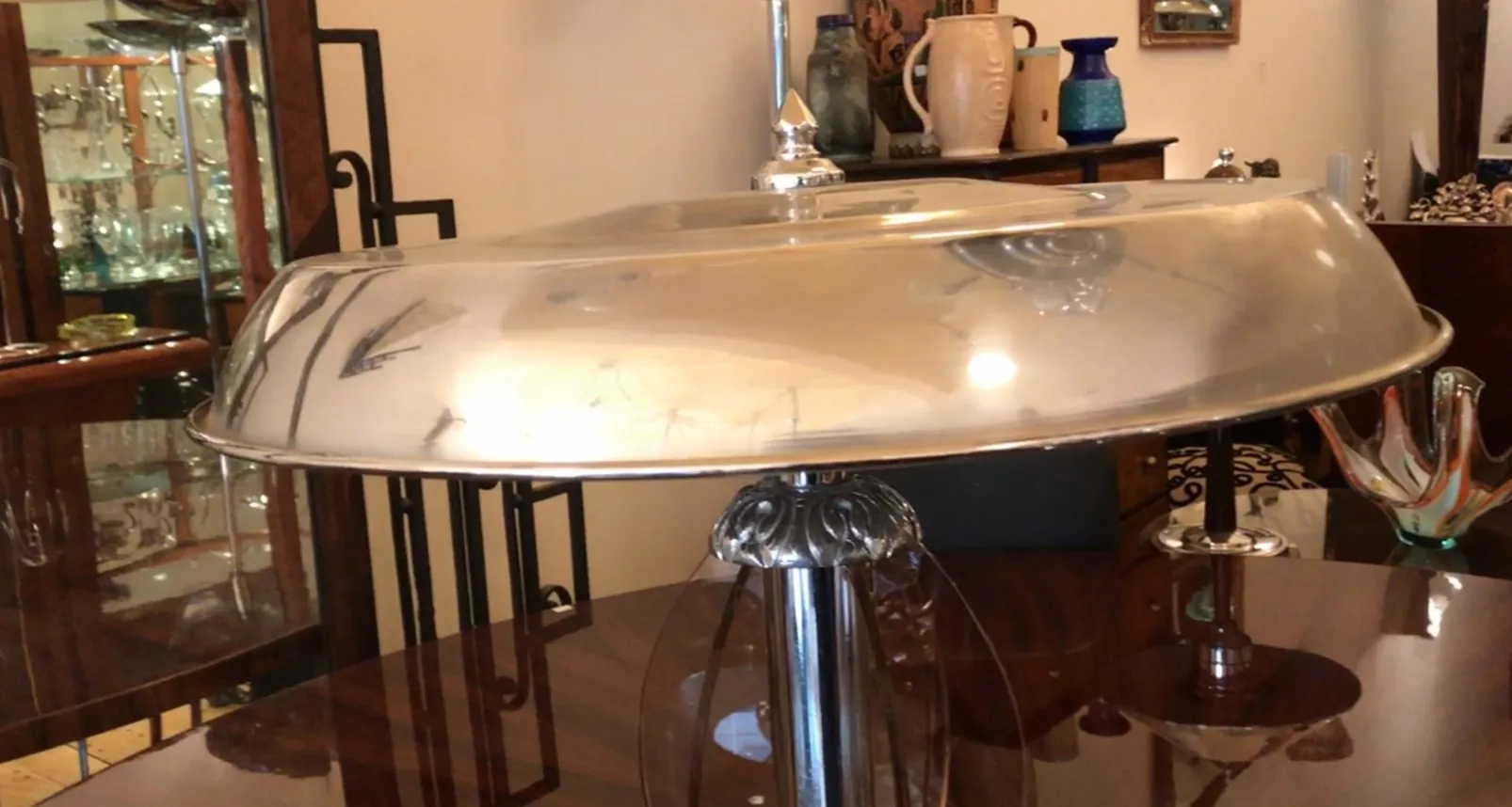 Lámpara de mesa antigua con diseño art deco, ambiente acogedor.