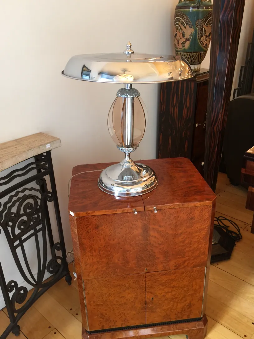 Lampada da tavolo antica Art Deco con base in metallo e paralume lucido