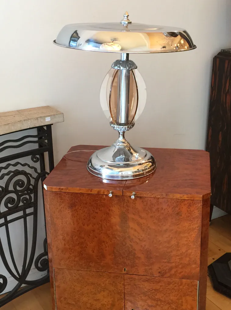 Antike Tischlampe Art Deco auf einem Holztisch