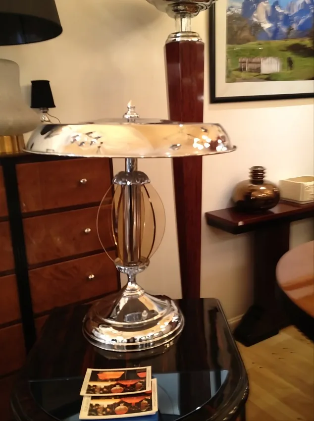 lampada da tavolo antica art deco con dettagli brillanti, sfondo elegante