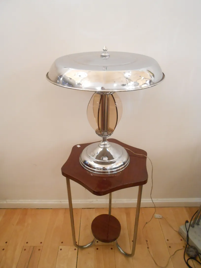 lampara de mesa antigua de estilo art deco sobre mesa