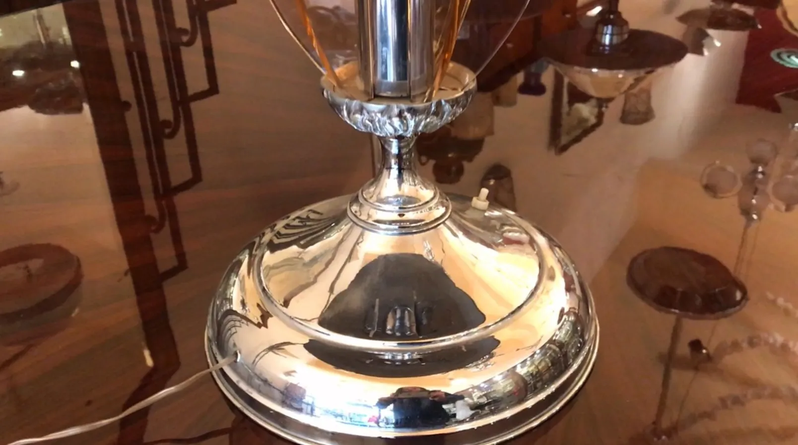 Lampada da tavolo antica art deco lucida su una superficie