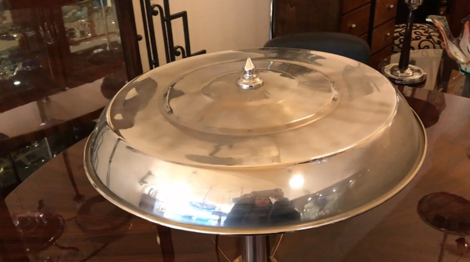 alte Tischlampe im Art Deco mit dekorativem Sockel und elegantem Design