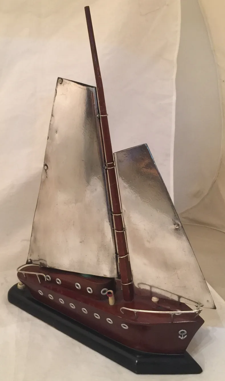 lampe de bureau ancienne avec un design art déco et des détails décoratifs