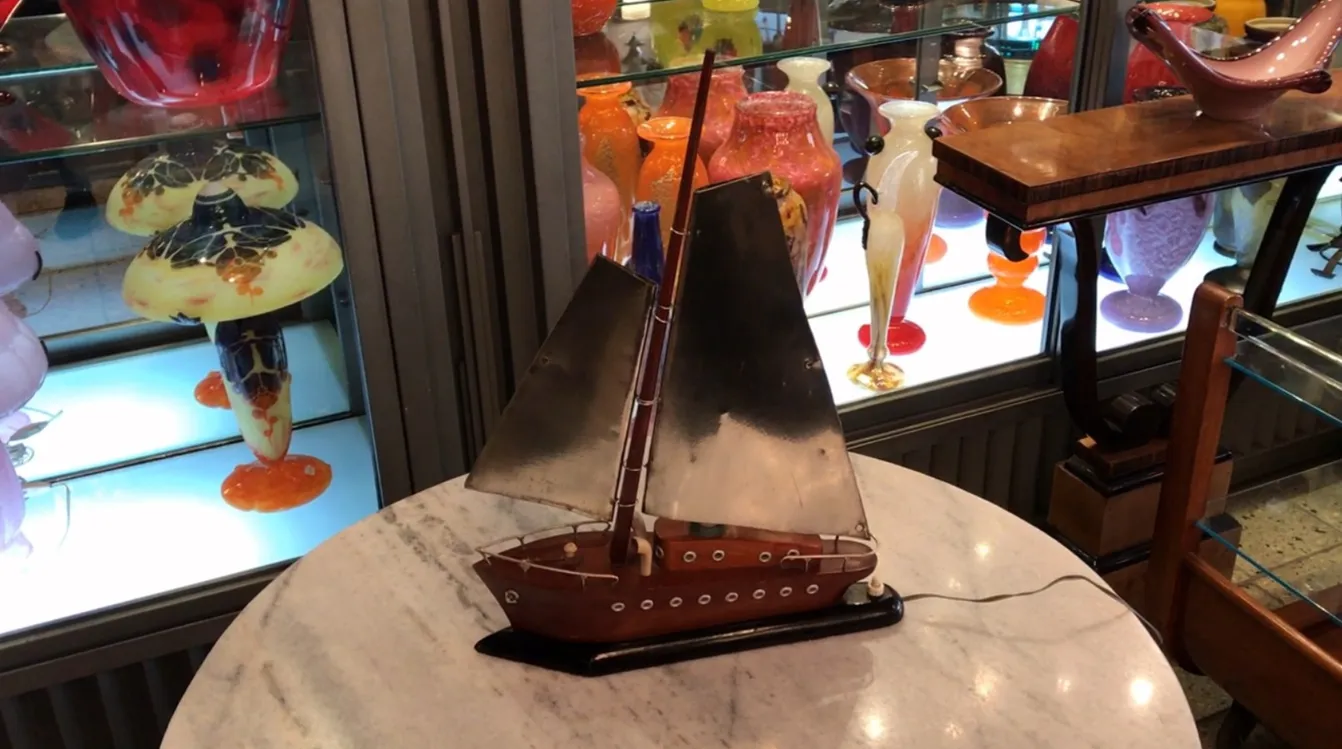 Lámpara de mesa antigua art deco con diseño de barco en un ambiente decorativo