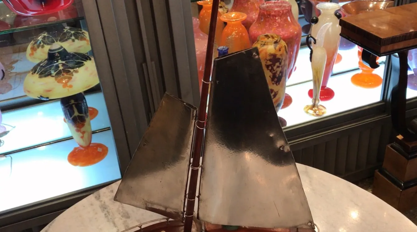 古董艺术装饰台灯，金属底座和反光灯罩，周围有色彩丰富的花瓶