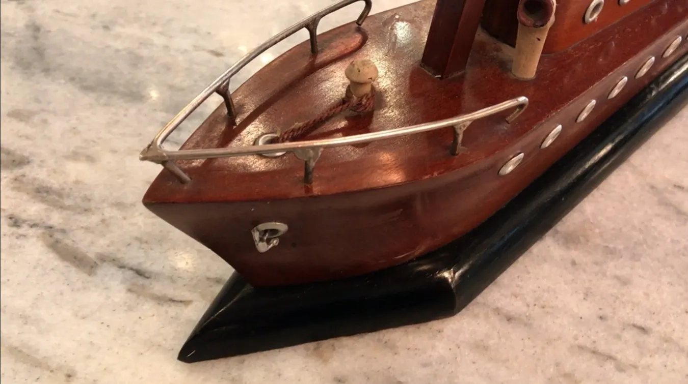 lampe de bureau antique avec des éléments nautiques et des couleurs chaudes