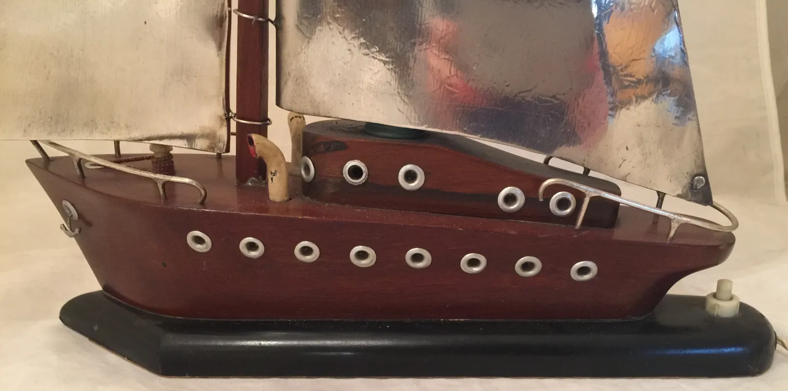 lampe de bureau ancienne avec base noire et voile argenté