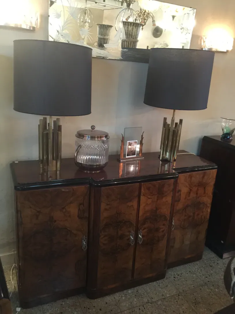 Antike Tischlampe in eleganter Umgebung, Art Deco Stil.