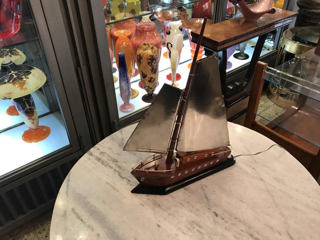 lampara de mesa en forma de barco, ambiente antiguo art deco