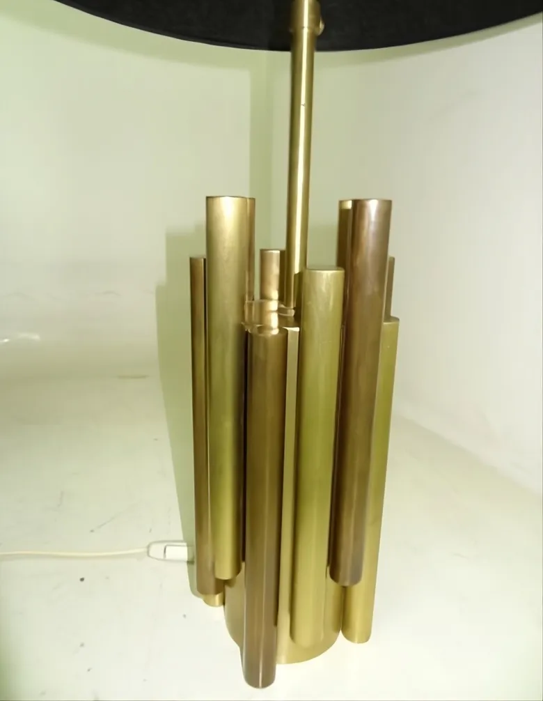 Luminária de mesa art deco antiga com design dourado