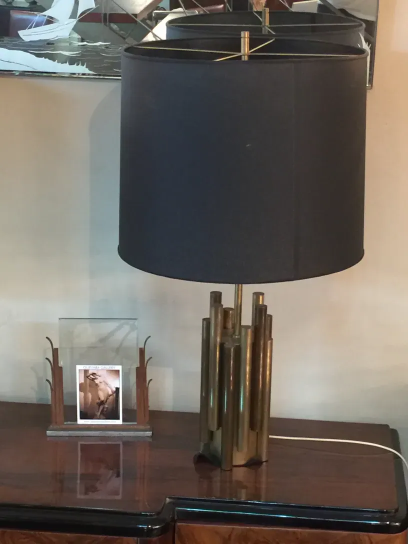 Lampe de bureau antique de style art déco avec abat-jour noir et pied doré.