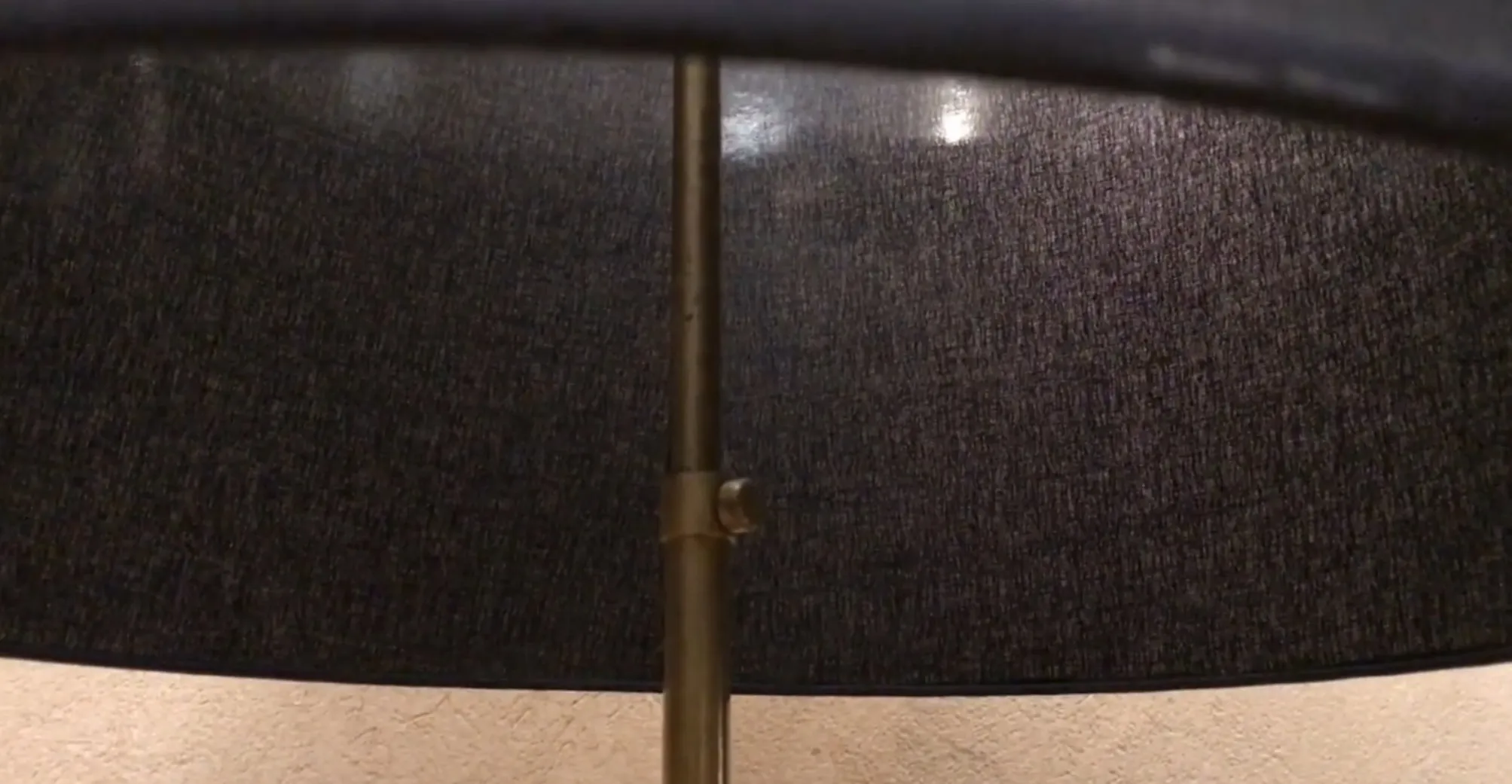 مصباح طاولة قديم على طراز فن ديكو.