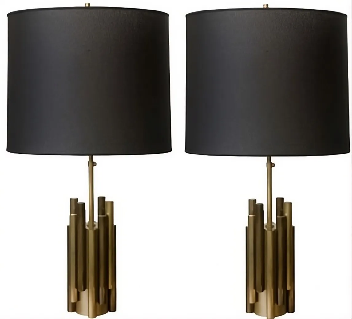 Lámpara de mesa antigua de estilo Art Deco con base dorada y pantalla negra