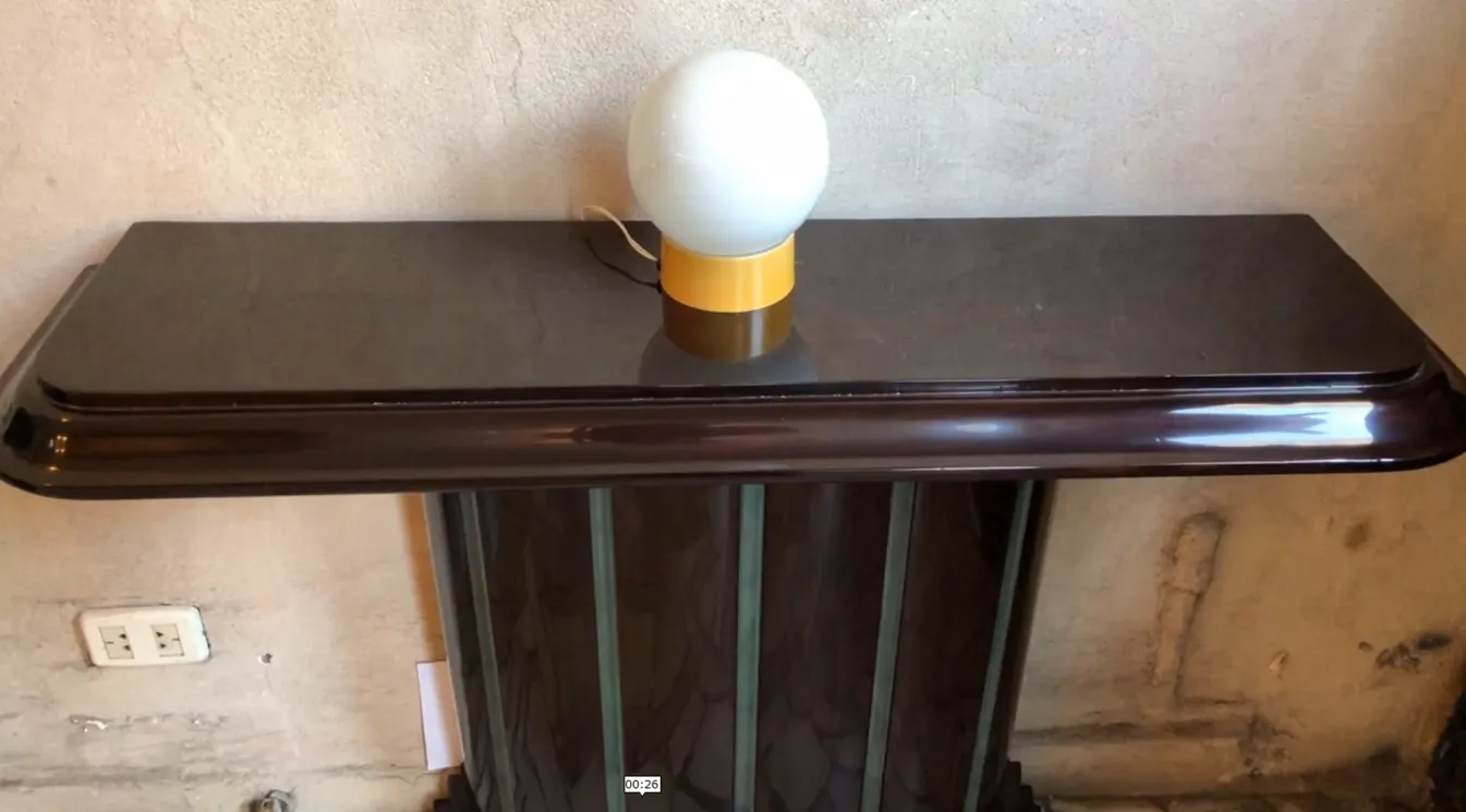 antike Tischlampe in sphärischer Form auf einem Tisch