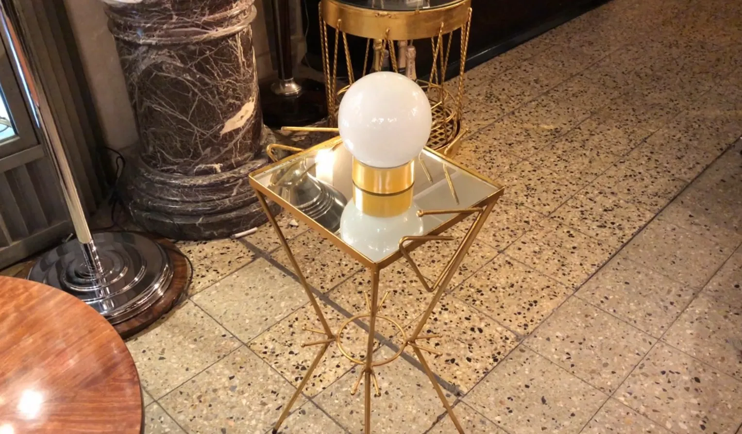 Lampe de bureau ancienne avec sphère brillante dans un cadre élégant