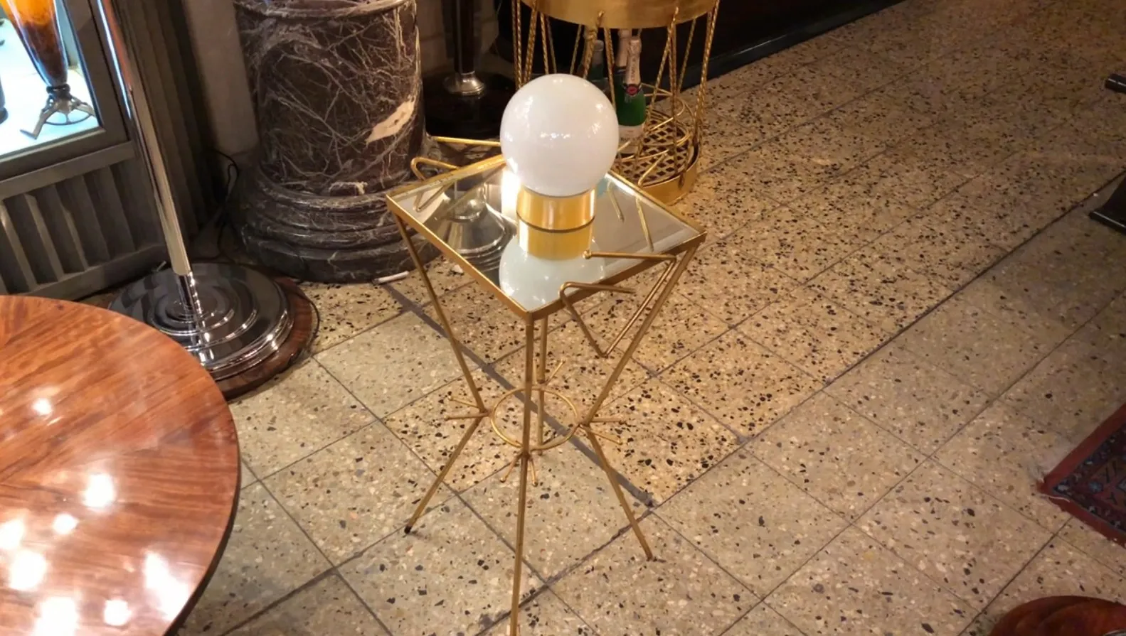 アンティークテーブルランプ、金色ベースと球状の光、クラシック家具と装飾のある部屋で