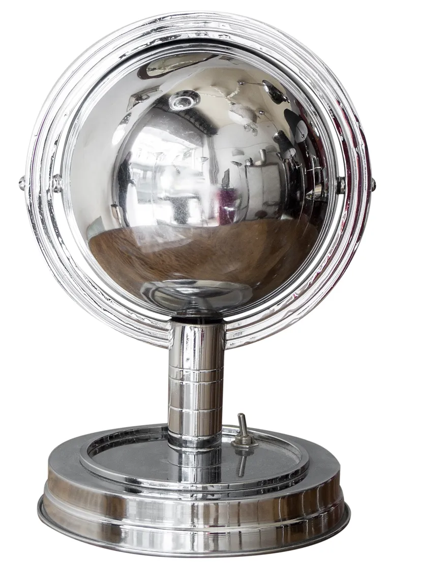 lampe antique avec un design sphérique et une base brillante, dans un cadre élégant