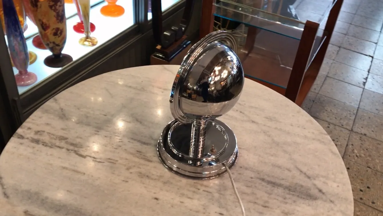 古いテーブルランプはクロムベースとエレガントなデザインを持っています