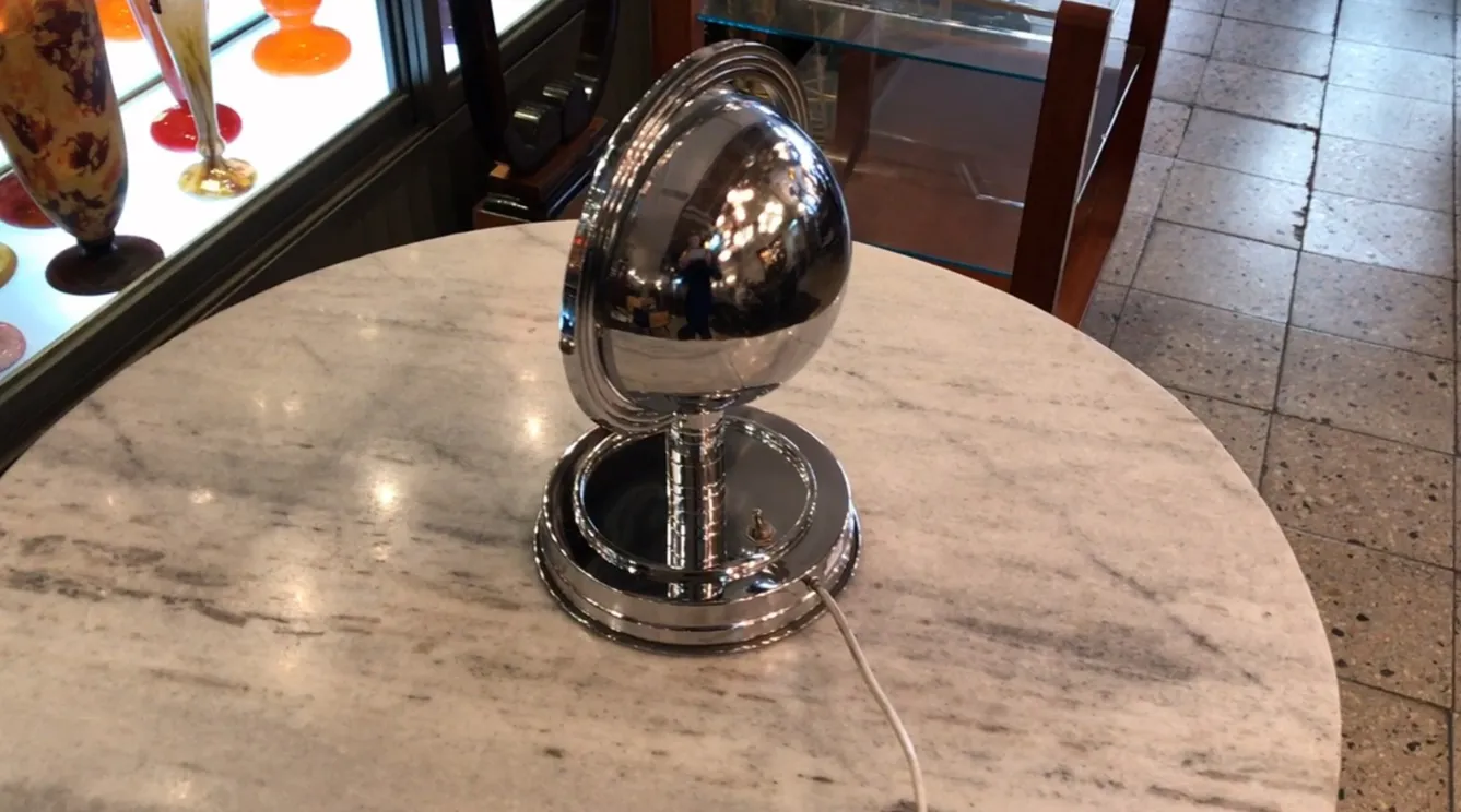 Античная настольная лампа с блестящим дизайном от Дамона и Марселя-Луи Боње.