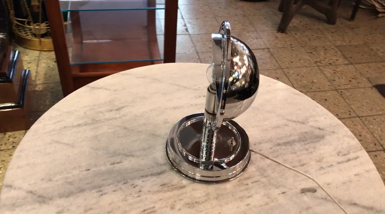 antike Tischlampe mit runder Basis und elegantem Design, das eine warme Atmosphäre beleuchtet