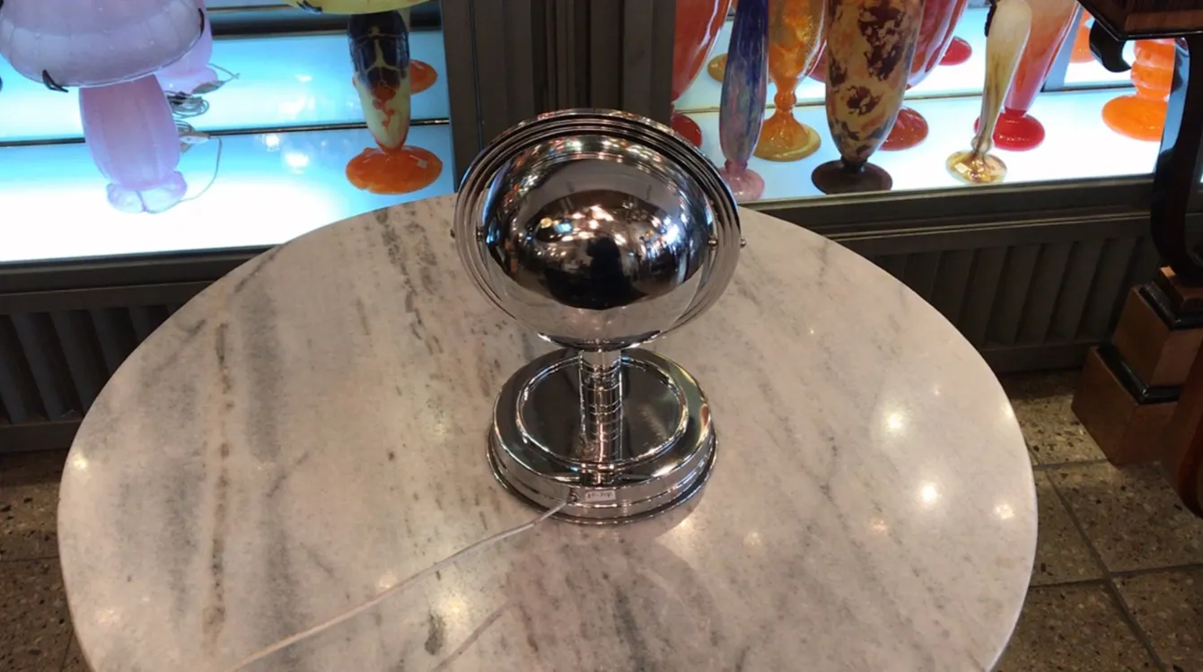 lampada da tavolo antica in un ambiente accogliente