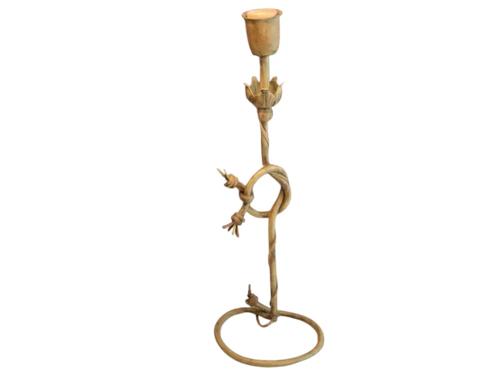 Lampe de bureau ancienne avec design floral décoratif, ambiance chaleureuse.