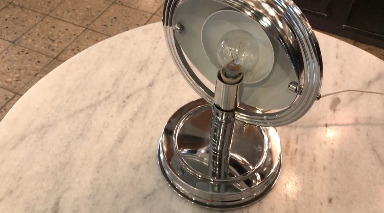 antigua lámpara de mesa con diseño elegante y base cromada