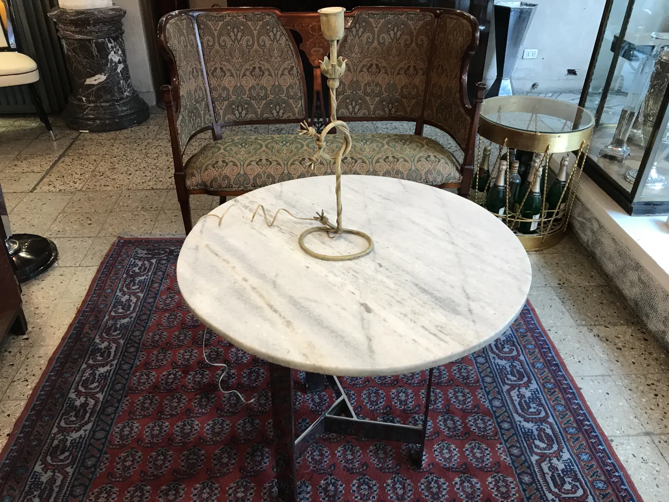 Antike Tischlampe Art Deco mit elegantem Design in einer gemütlichen Umgebung