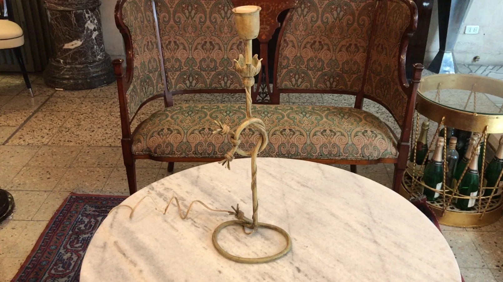 Antiga luminária de mesa Art Deco, design único, ambiente aconchegante.