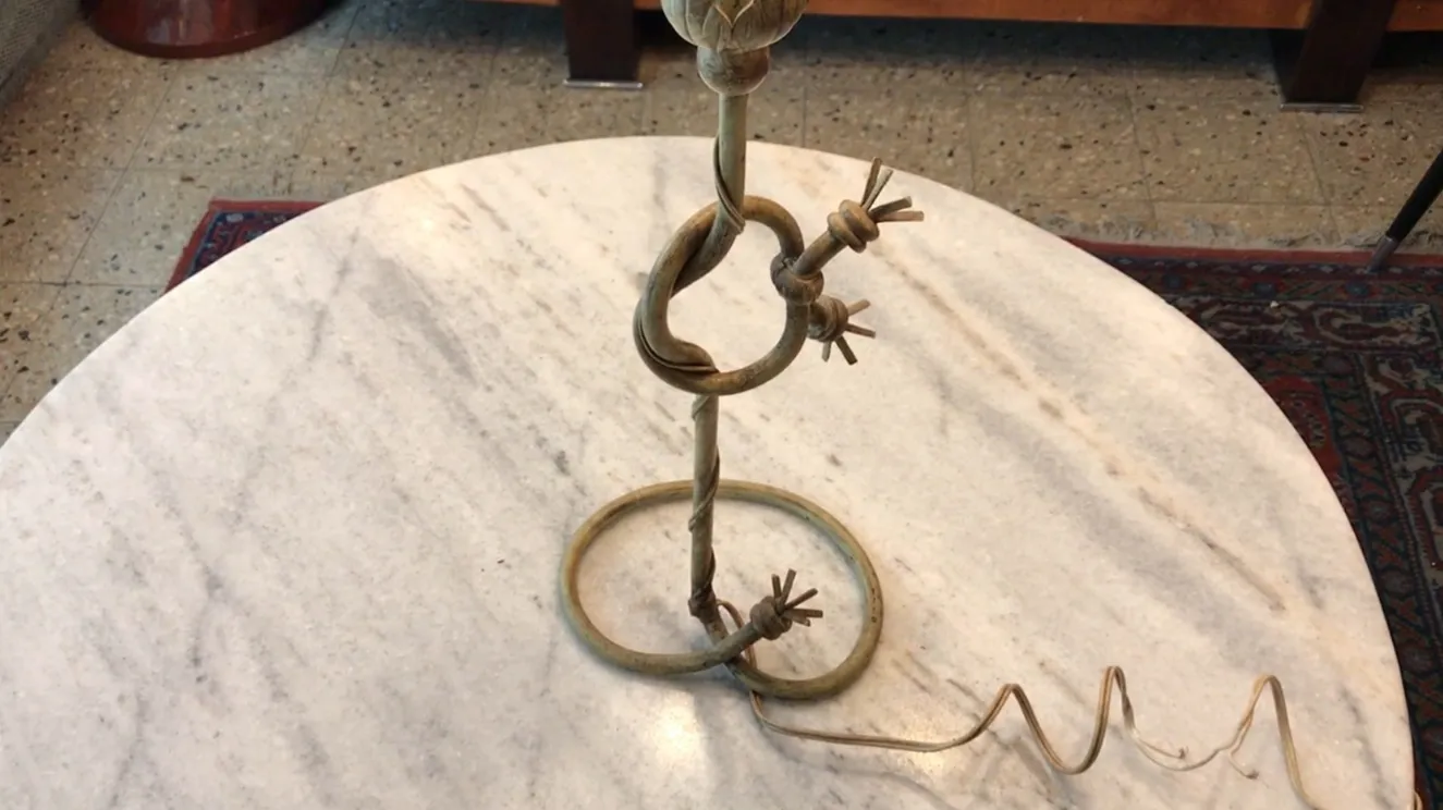 Antike Art Deco Tischlampe mit einzigartigem Sockel und kreativen Formen in einer gemütlichen Umgebung.