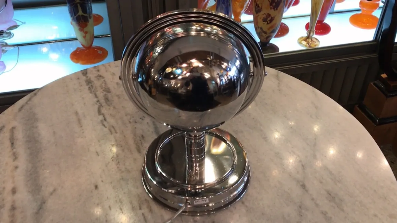 lampada da tavolo antica con design sferico e cromato, sfondo decorativo