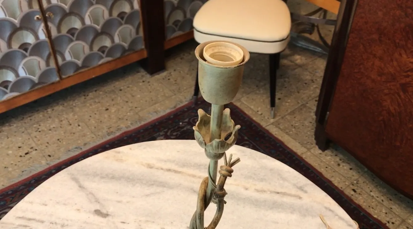 古董檯燈，帶有花卉設計，舒適的氛圍。