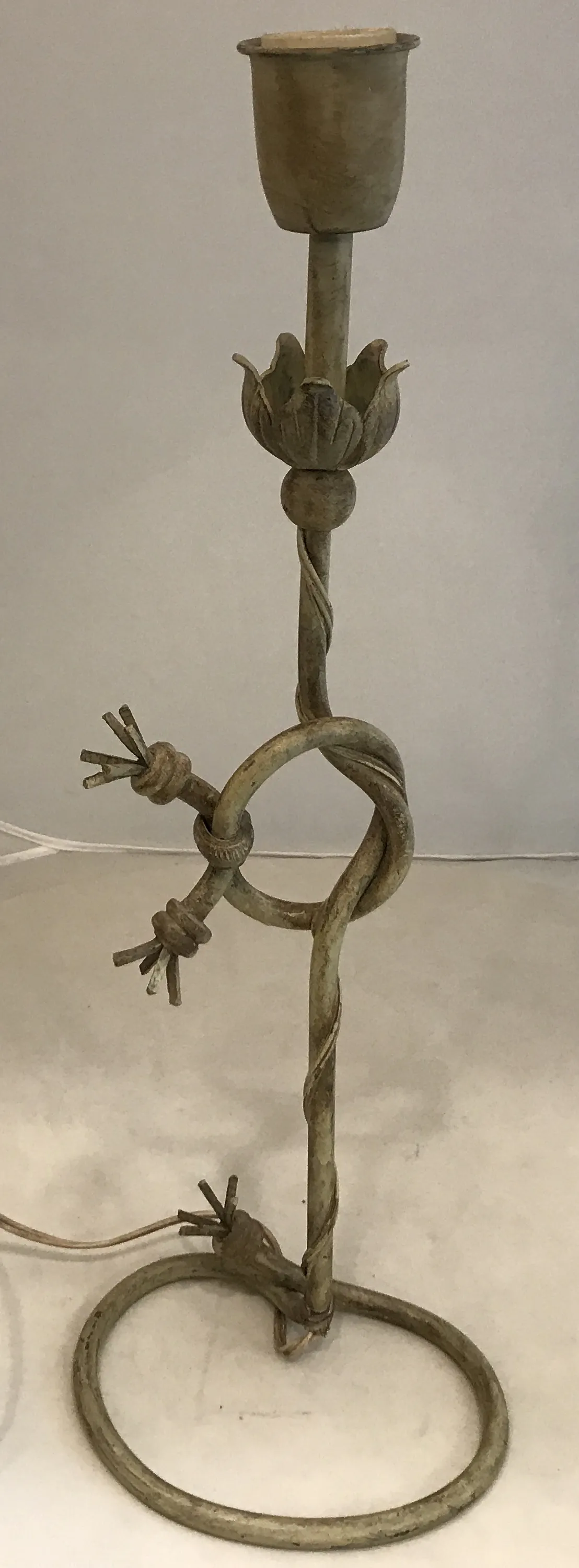 lampada da tavolo antica con design art deco e forma floreale