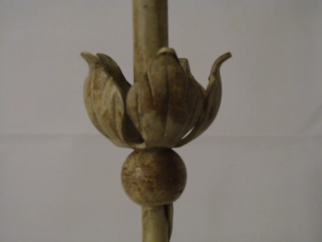 古董檯燈，具有藝術裝飾設計和裝飾細節。