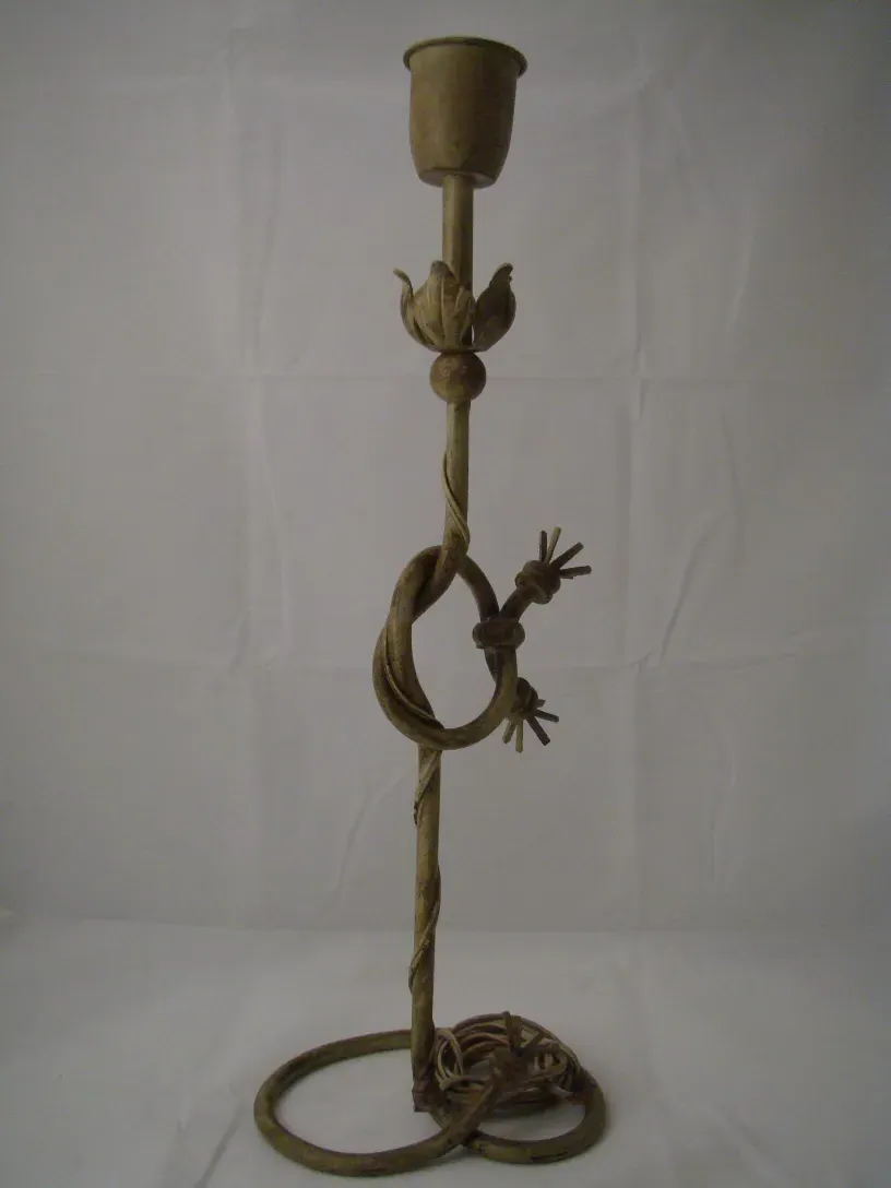 antike tischlampe im art-deco-stil mit künstlerischem design