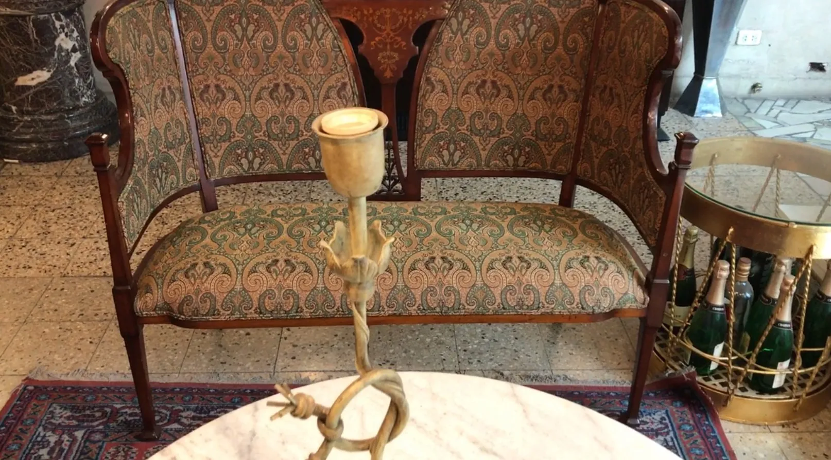 Luminária de mesa antiga em um ambiente clássico com cadeira