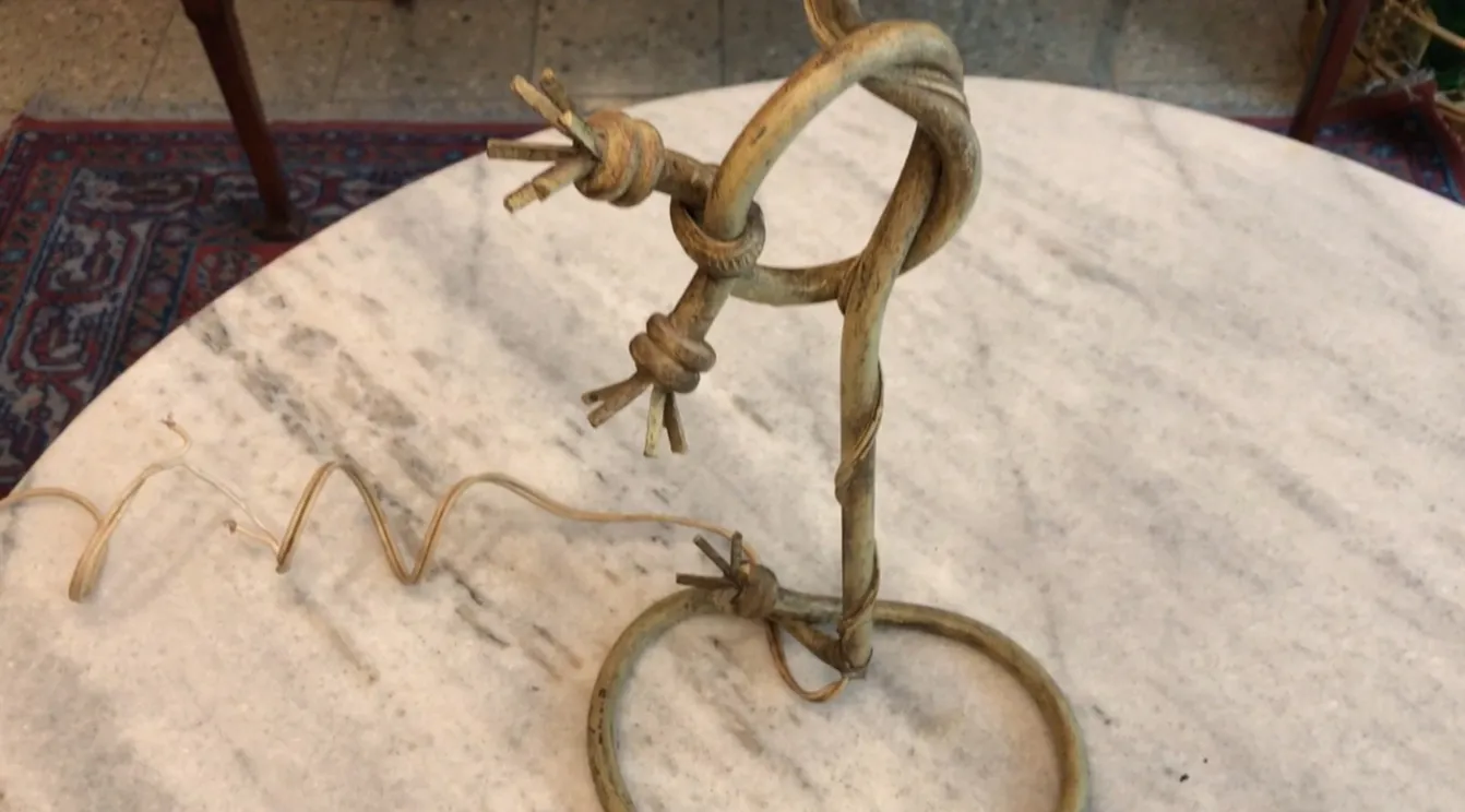 우아한 디자인과 원형 받침대가 있는 고전 테이블 램프