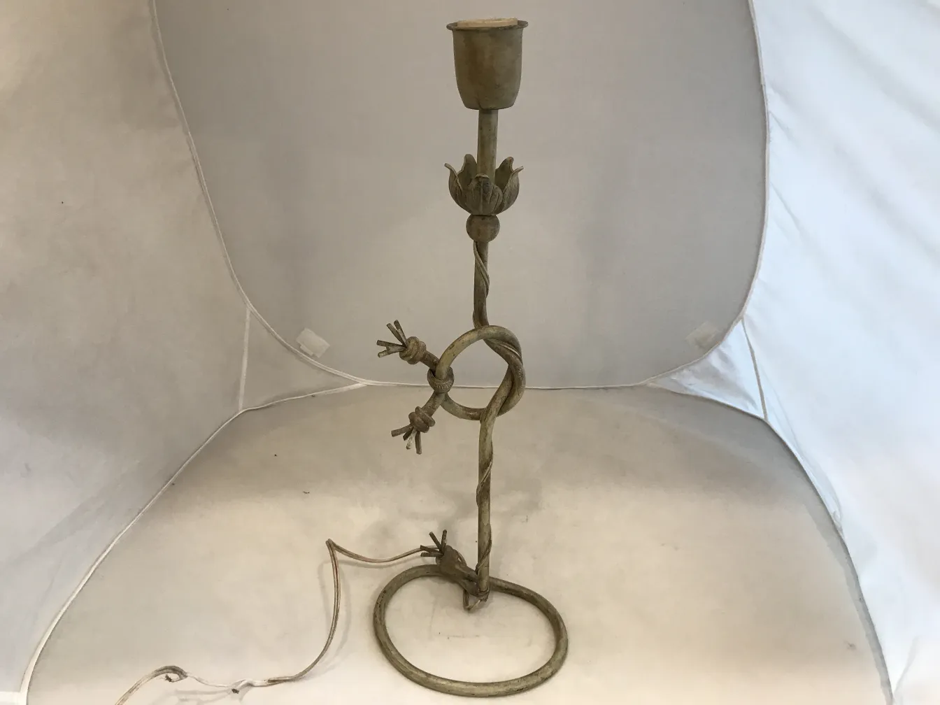 Lampe de bureau ancienne au design Art Deco, avec forme élégante et détails artistiques.