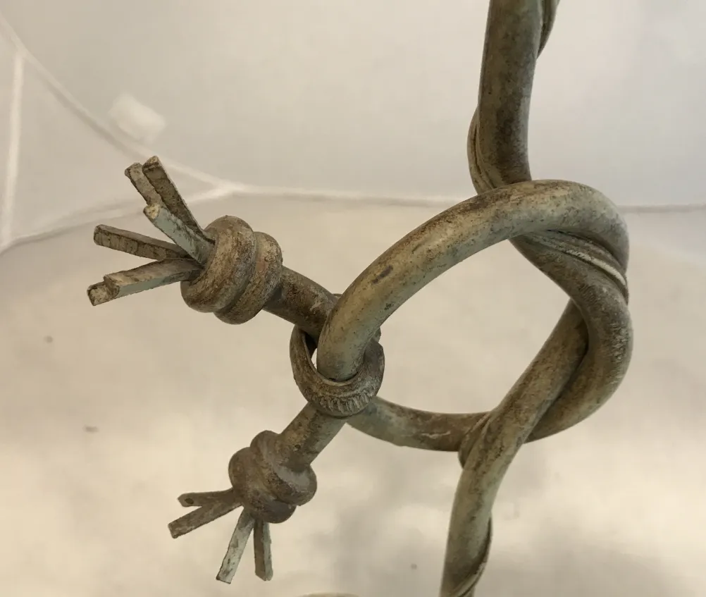 古董艺术装饰檯燈，具有独特的装饰细节。完美提升空间氛围。