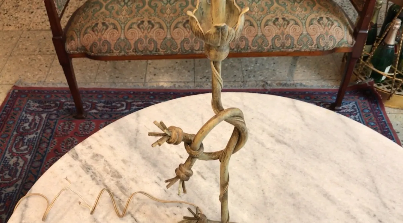 一款古董桌灯，设计独特优雅，具有艺术装饰风格。