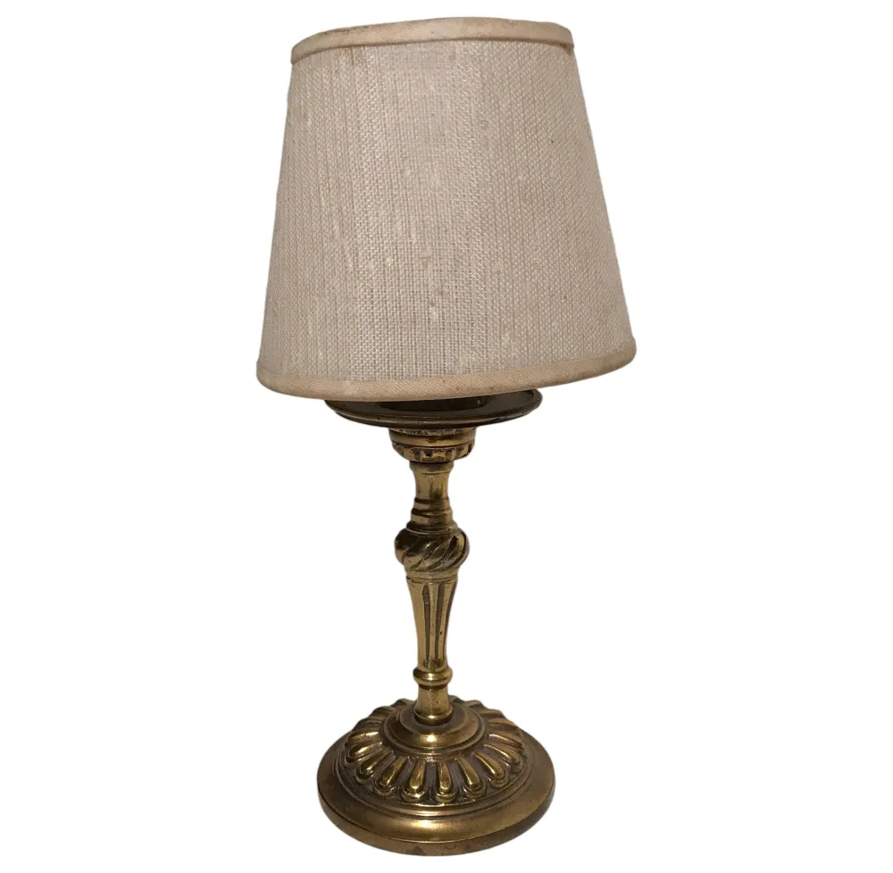 Lampe de bureau ancienne avec abat-jour beige, ambiance chaleureuse.