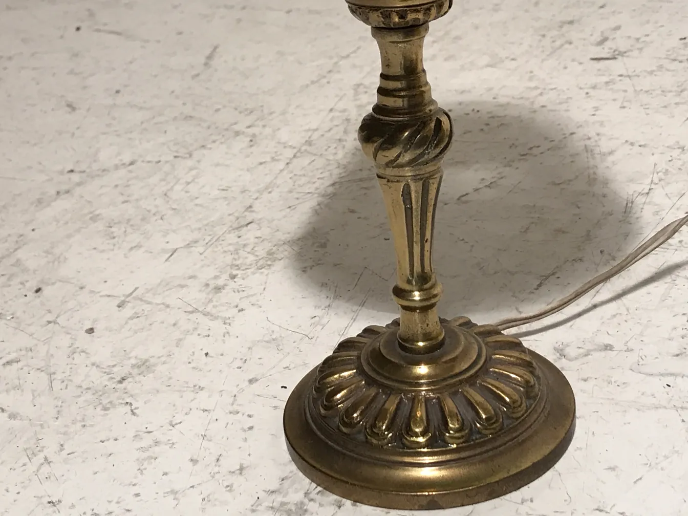 Luminária de mesa antiga Art Deco com base detalhada