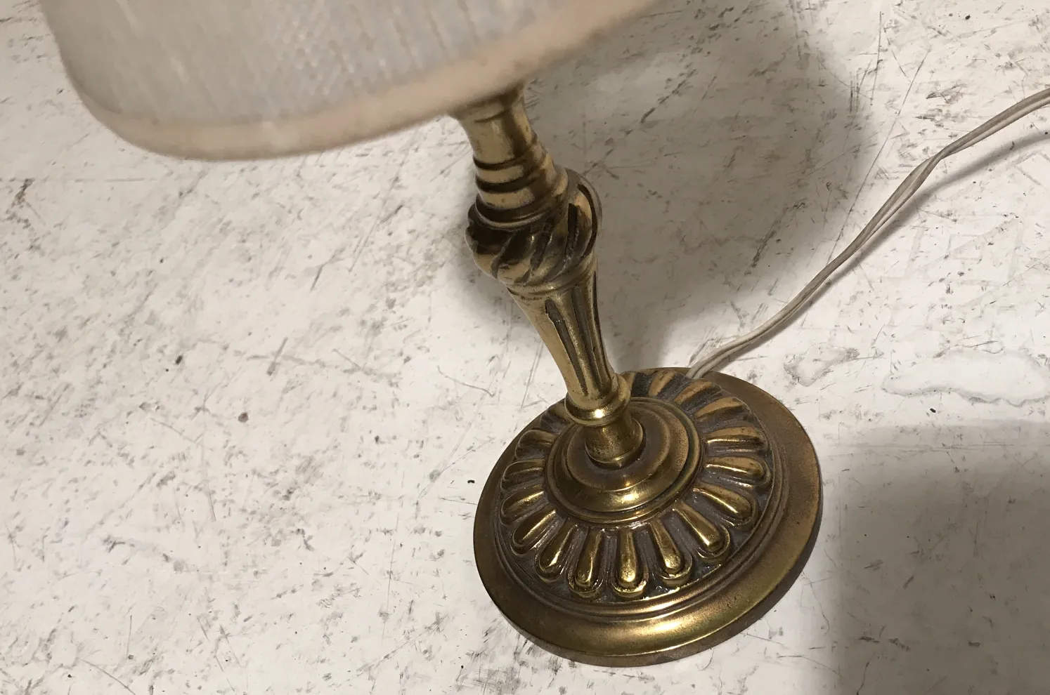 Luminária de mesa antiga estilo Art Deco com base decorativa.