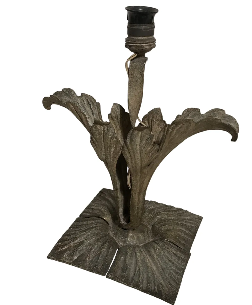 Lampada da tavolo antica Art Deco con base decorativa a foglia.