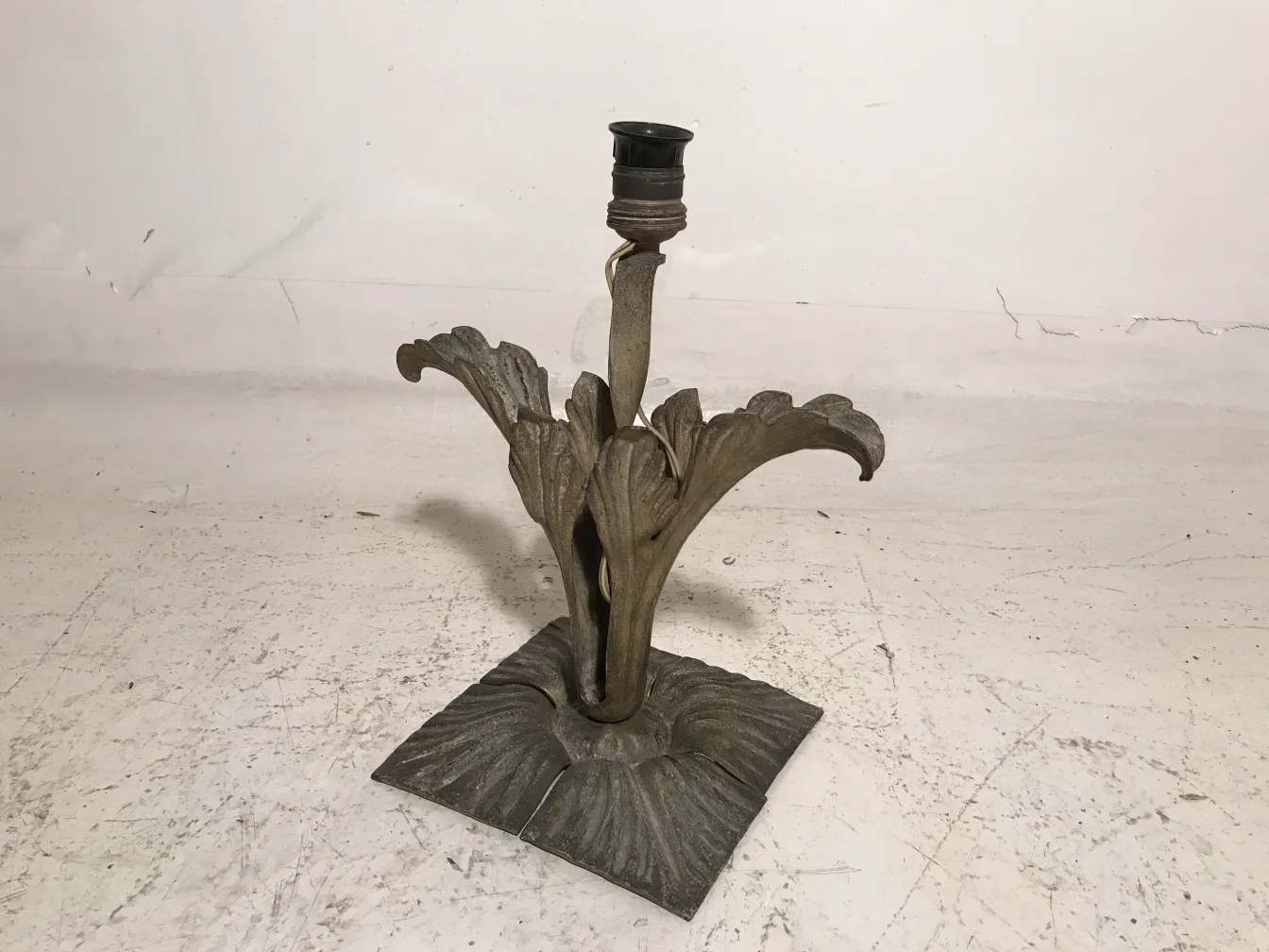 Lámpara de mesa antigua de estilo Art Deco con detalles decorativos