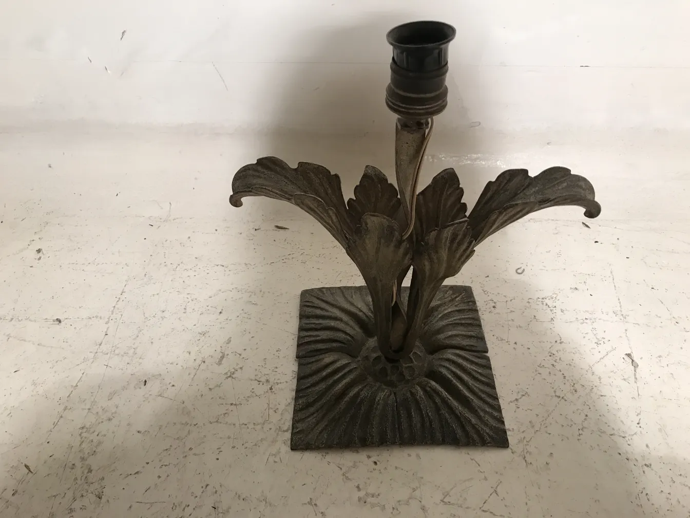 Lampada da tavolo antica in stile Art Deco con base decorativa.